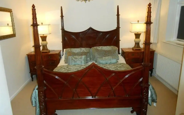 Hawk and Buckle Inn