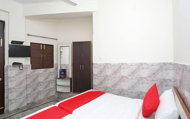 OYO 11762 Trimurti Guest House