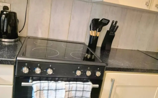 3 Bed Home Free Wifi & Netflix Central Location