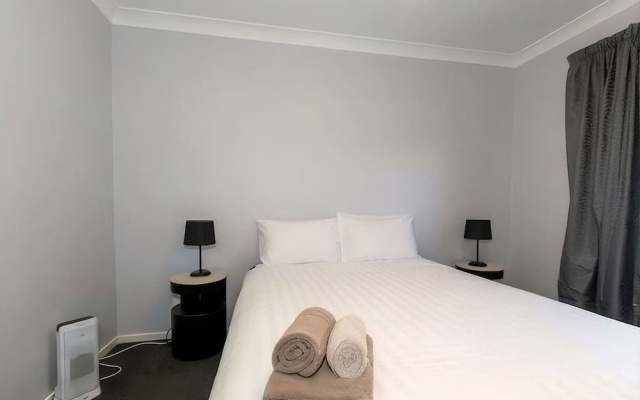 6BR Retreat Stay 5 Min from Airport – Guest Rooms – Tamworth