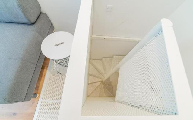 AF 1 - Modern 1BR duplex