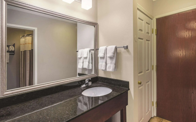 La Quinta Inn & Suites by Wyndham Louisville East