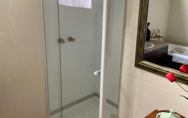 Delightful And Charming Rose Cottage – Bathroom – Kilmore