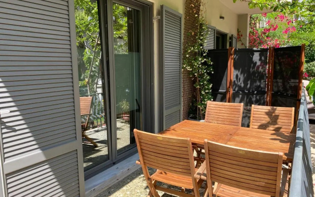 Small Gem Studio Athens, next to metro nomismatokopeio