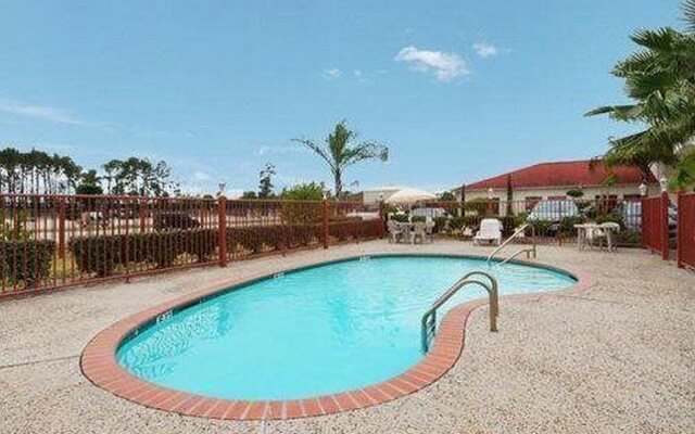 Red Roof Inn & Suites Houston - Humble/IAH Airport