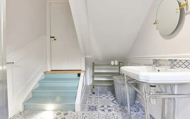 Host Stay Peacock House