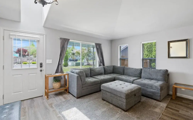 Dog-friendly Post Home With Private Hot Tub, Fire Pit, and BBQ on the Deck by Redawning