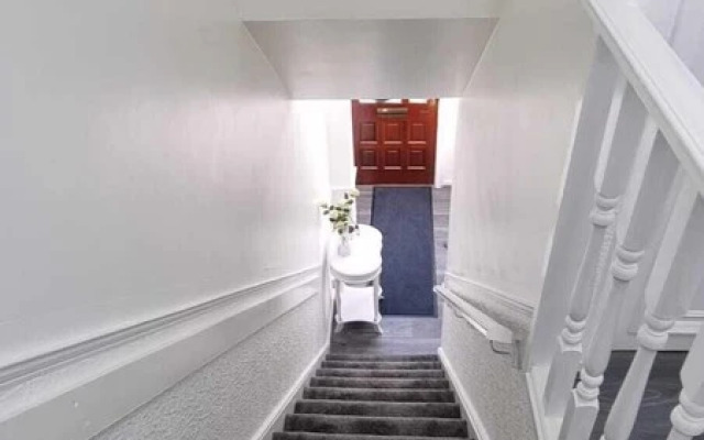 Modern 2-bed Home - Private Garden, Parking & Wifi