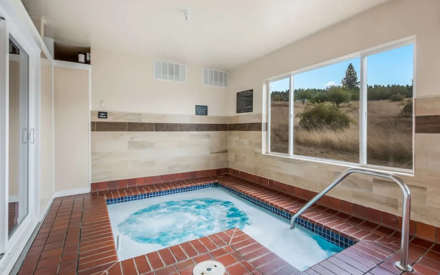 Days Inn and Suites Sequim