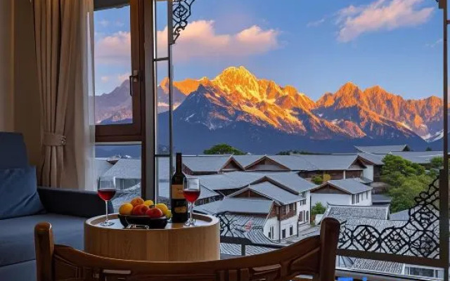 Panoramic View of Snow Mountain in Shanye Rizhao Jinshan (Lijiang Ancient City Branch)