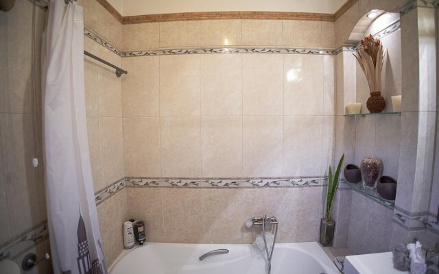 Venia House Marathos
