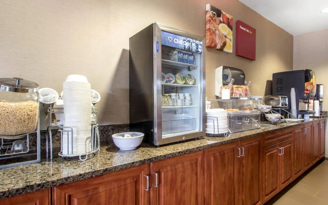 Comfort Suites Johnson Creek Conference Center