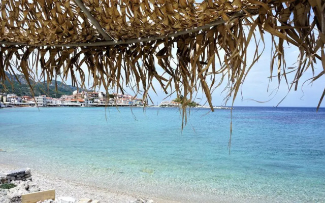 Eftopia Beachfront Studio