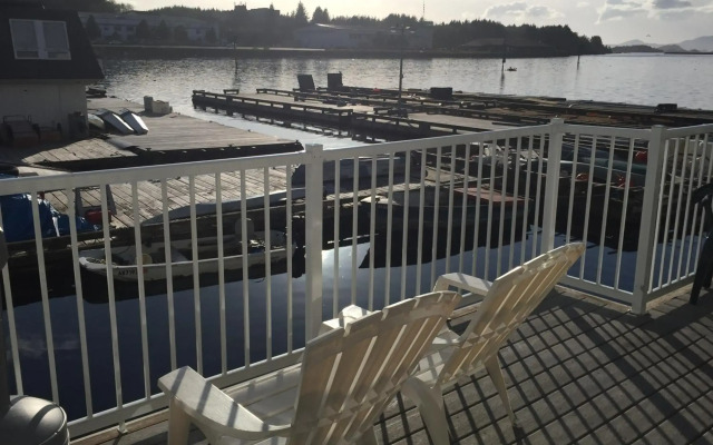 Longliner Lodge and Suites