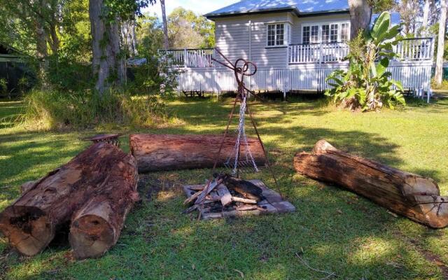 Lake Weyba Noosa Lodge & Kangaroos