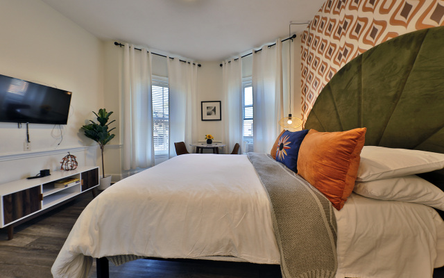 Large, Modern Studio!