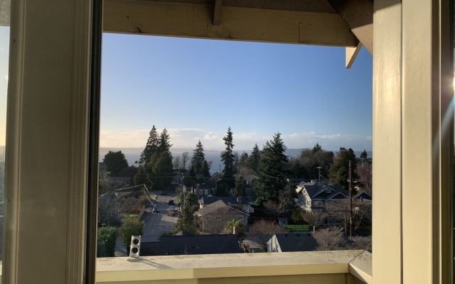 Tranquil 3BR House with Balcony