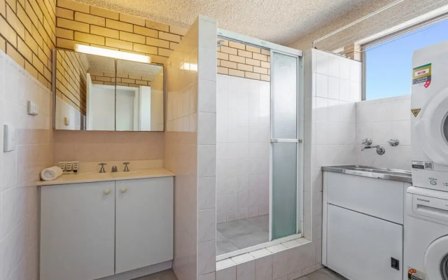 Cosy 2-bedroom Seaside Unit Steps From Beach