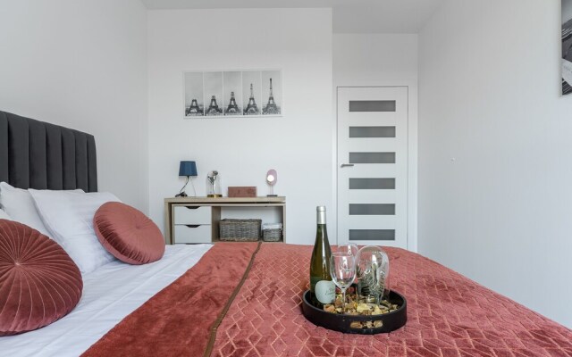 Lumina apartment on Drewnowska