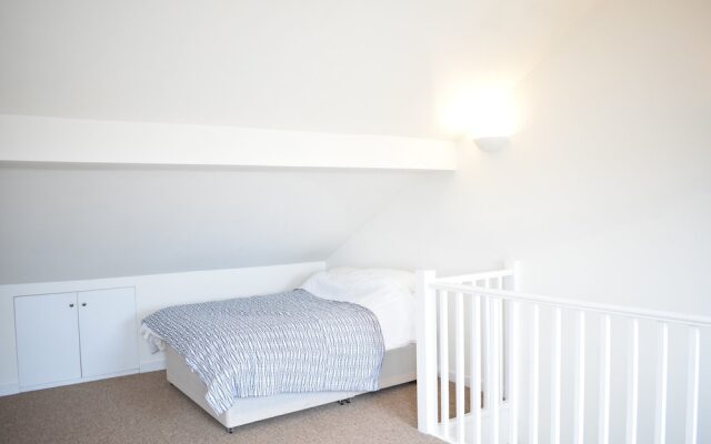 Sunny & Spacious 2 Bed Flat in North West London