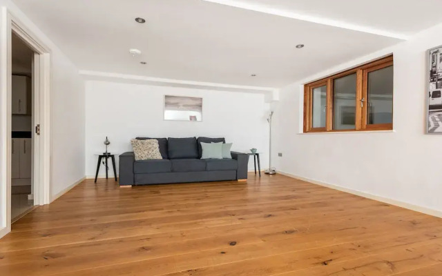 Platinum Apartment in Camden 9946