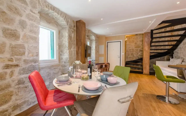 Luxury Apt Petra in 400 year old stone house 4+2
