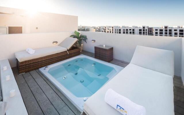 Luxe 3BDR w Private Rooftop Jacuzzi & Beach Access