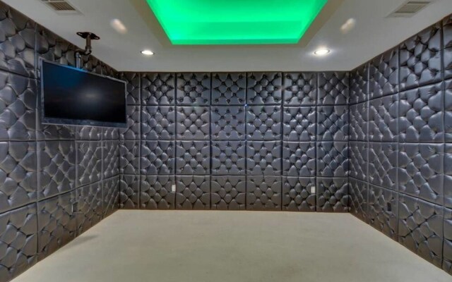 Ultimate Escape w/ Basketball Court by Domio