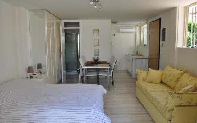 Cosy Studio with Garden / Individual apartment
