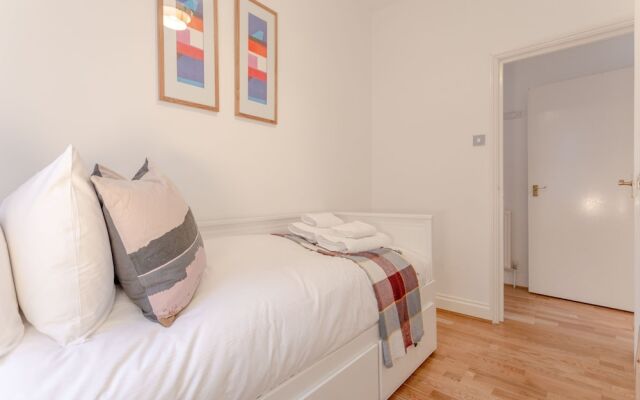 Charming 2 Bedroom Property in Clapham