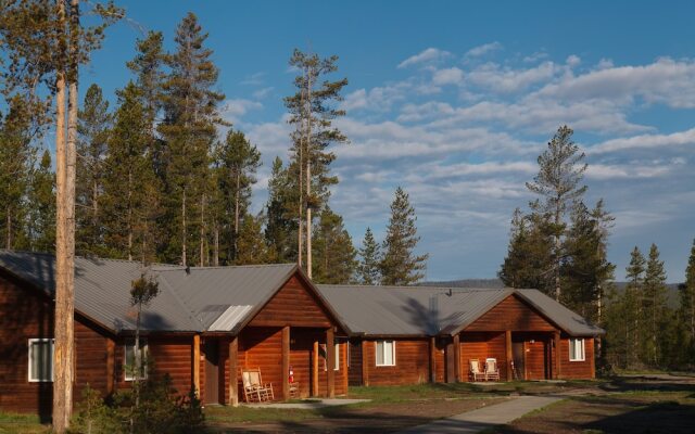 Headwaters Lodge & Cabins at Flagg Ranch