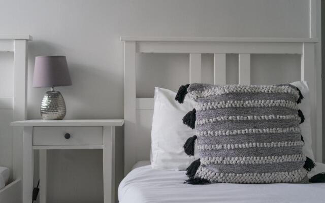 East House-sleeps 5-pet Friendly-garden - Parking