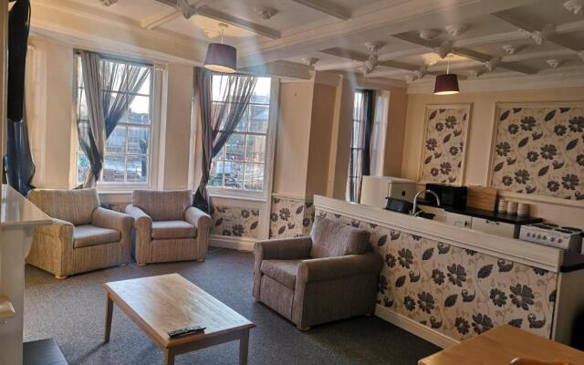 Penthouse Flat with River View, 1C