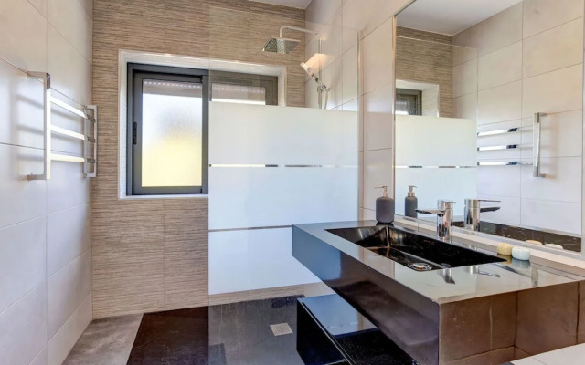 Casa Blanca Magnificent 4 Bedroom Villa With MOD