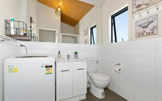 Sunnyside Spa Retreat - Mangawhai Holiday Home