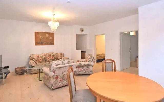 Charming Apartment With Parking Facilities