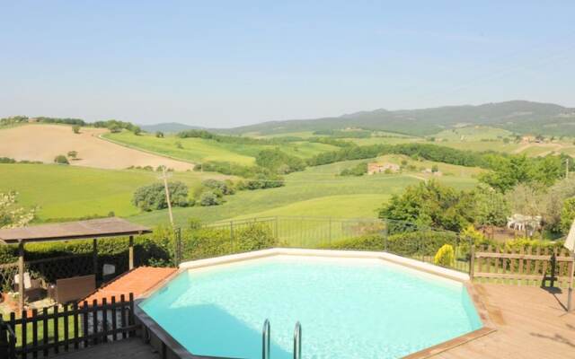 Refreshing Holiday Home in Casole D'elsa With Swimming Pool