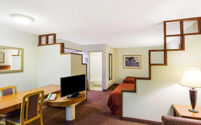 Rodeway Inn & Suites South of Fiesta Park