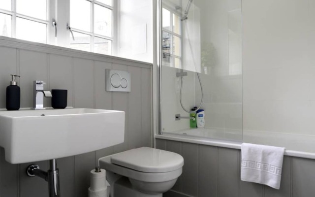 Spacious 2 Bedroom Loft In Converted School