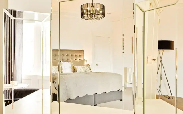 JOIVY Re-Imagined Flat in Georgian Architecture Townhouse