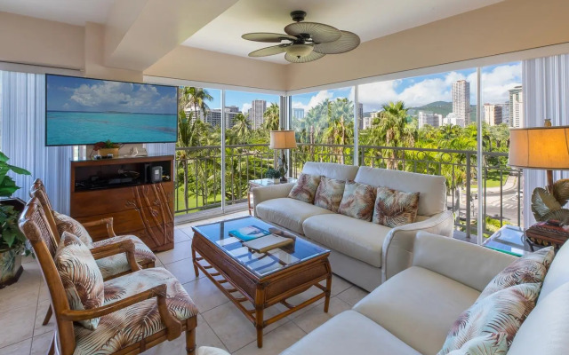 Waikiki Shore by OUTRIGGER