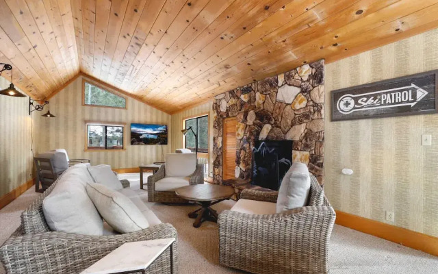 Tahoe Forest Chalet 3BR House w/ Mountain Views