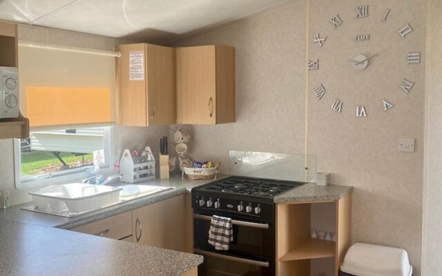 Stunning 2-Bed Sleeps 6 Caravan in Felixstow