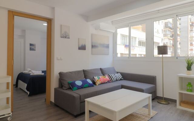 Bright Málaga Beach and Downtown Apartment