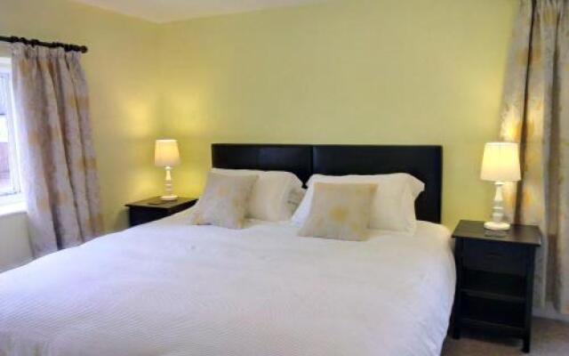 Cotswolds Valleys Accommodation - Medieval Hall - Exclusive use character three bedroom holiday apartment