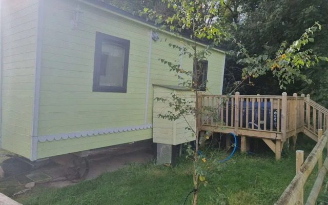 Glamping Hut - Riverview 5