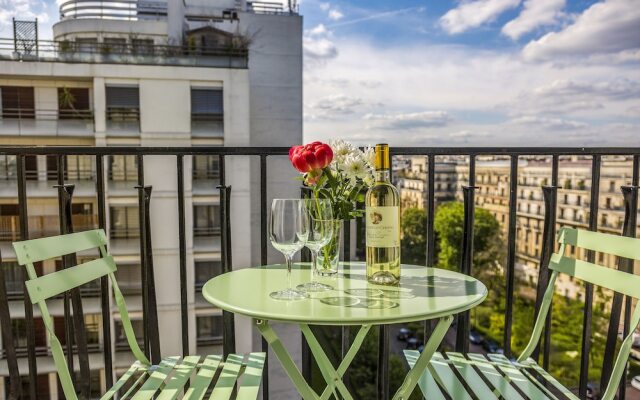 EUROPEA Eiffel Tower View Residence