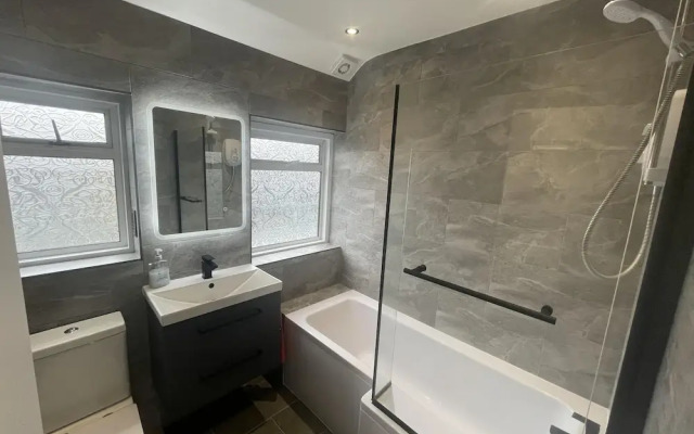 Cosy Heathrow Apartment With 2 Bedrooms
