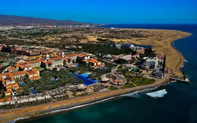 Renovated Apartment by the Beach and Yumbo Centre