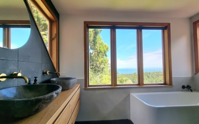 The Kauri Retreat - Sea Views & Spa Pool